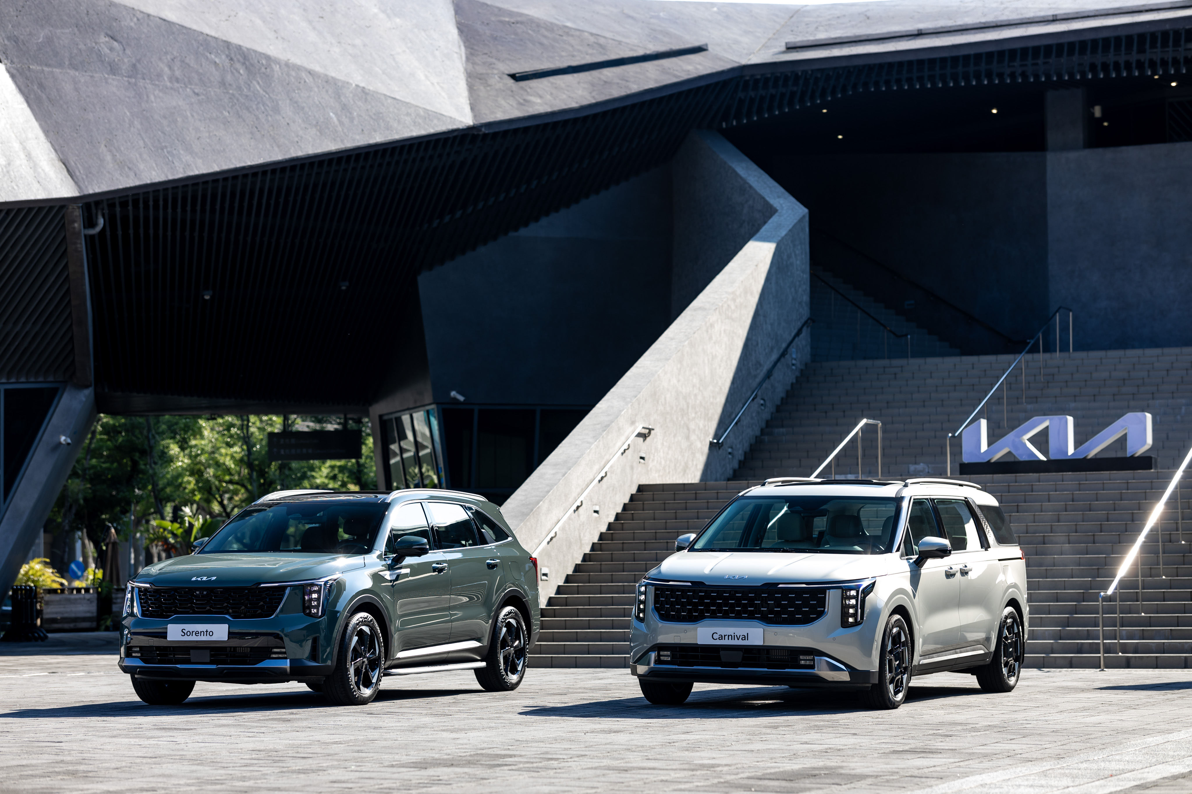 4. 全功能豪華休旅The new Carnival榮獲《Car and Driver》2026年「編輯精選大獎」，自導入改款上市以來已累計突破2,000台的銷售，持續展現其超越同級的卓越實力。